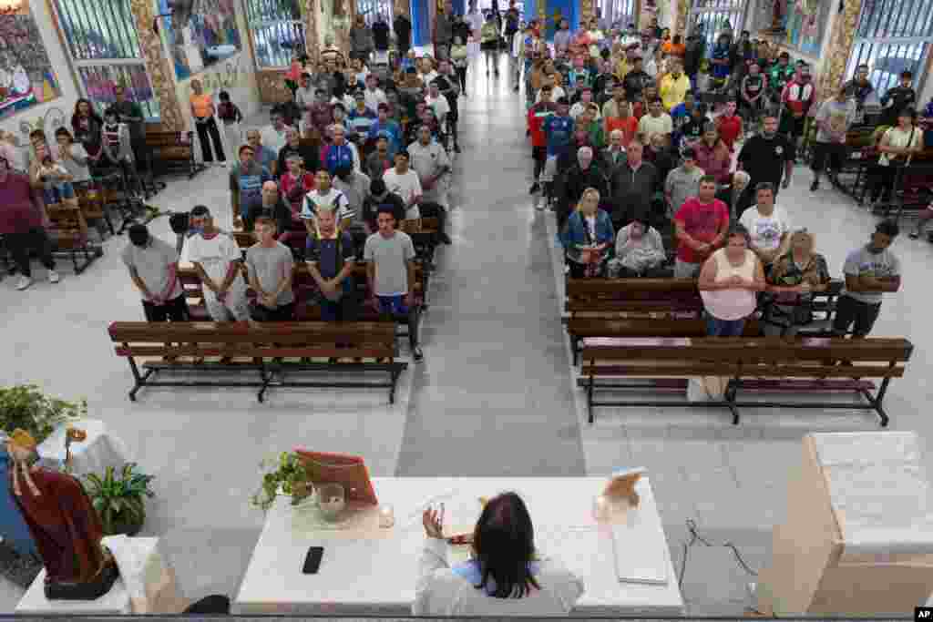 En Argentina, tierra natal del papa Francisco, la Conferencia Episcopal invitó a “todas las comunidades del país a unirse en oración” por su salud y a “pedirle al Señor que le conceda una pronta recuperación”.