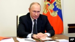 ប្រធានាធិបតីរុស្ស៊ីលោក Vladimir Putin ធ្វើជាប្រធាននៃអង្គប្រជុំក្រុមប្រឹក្សាសន្តិសុខមួយរបស់រុស្ស៊ី តាមប្រព័ន្ធអនឡាញពីគេហដ្ឋានរបស់លោកនៅជាយក្រុងមូស្គូប្រទេសរុស្ស៊ី កាលពីថ្ងៃពុធ ទី១៩ ខែតុលា ឆ្នាំ២០២២។ (Sergei Ilyin, Sputnik, Kremlin Pool Photo via AP)