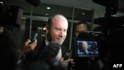 Dubes Australia Greg Moriarty dikelilingi wartawan seusai pembicaraan di Kementerian Luar Negeri Indonesia terkait spionase AS (1/11).