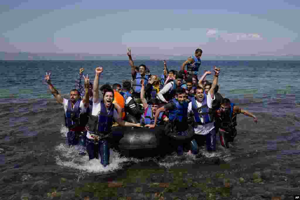 Masu gudun hijira da 'yan ci rani a lokacin da suka isa tsibirin Lesbos ta kasar Girka, bayan da suka fito daga kasar Turkiya. Ranar 11, ga watan Satumba 2015. 