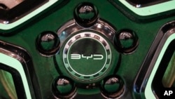 中國電動車比亞迪在德國埃森汽車展展出的汽車車輪標誌。（2023年12月1日）