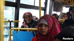 Des Syriens sont évacués du village de al-Foua et Kefraya dans la province d'Alep, le 22 décembre 2016.