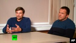Підозрюваний (ліворуч), з’явившись на російському телеканалі RT, назвався Русланом Бошировим і разом з Александром Петровим (праворуч) доводив, що їздив у Солсбері подивитися на собор