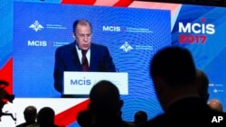 Menlu Rusia Sergey Lavrov saat memberikan sambutan pada Konferensi Keamanan Internasional (MCIS) di Moskow, Rusia, 26 April 2017. 