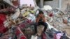 Seorang pemuda Palestina saat duduk di reruntuhan rumah yang hancur menyusul serangan militer Israel di kamp pengungsi Rafah, di selatan Jalur Gaza pada 15 Oktober 2023. (Foto: AFP)