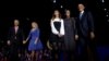 Presiden AS, Barack Obama (kanan) di dampingi di atas panggung oleh Ibu Negara, Michelle Obama, putrinya Malia, Wapres AS Joe Biden dan istrinya, Jill Biden, setelah selesai menyampaikan pidato perpisahannya (10/1). Chicago, Illinois. (foto: REUTERS/Jonathan Ernst)