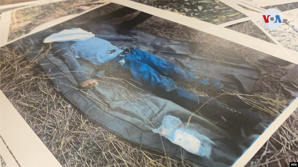 “Por cada cuerpo que encontramos allí, probablemente son cinco veces más los que no encontramos. Este es un terreno muy duro, es un desierto aquí”, explica mientras continúa mostrando fotografías.