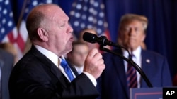 ARCHIVO - Tom Homan habla mientras el expresidente Donald Trump escucha en una fiesta de la noche de las elecciones primarias en Nashua, New Hampshire, el 23 de enero de 2024.