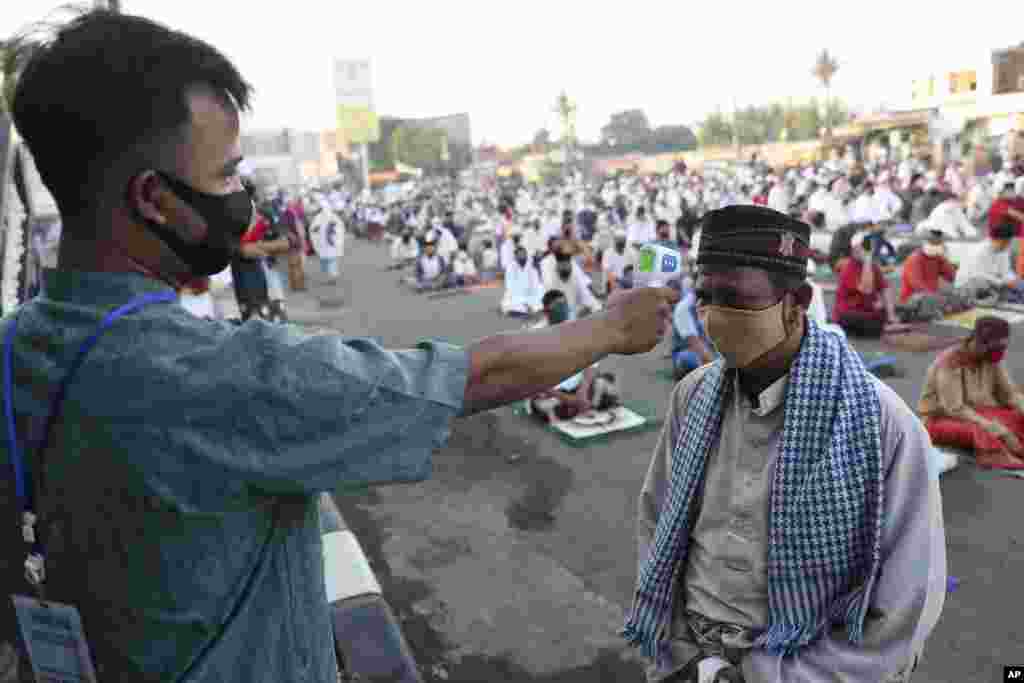 عید کی نماز کی ادائیگی کے لیے آنے والوں کے جسم کا درجہ حرارت بھی چیک کیا گیا۔