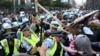Демонстрантите се судрија со полицијата во близина на израелскиот конзулат за време на Демократската национална конвенција на 20 август 2024 година во Чикаго