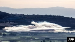El humo del bombardeo israelí en las llanuras de Khiyam, cerca de la frontera con Israel en el sur del Líbano, el 8 de enero de 2024.