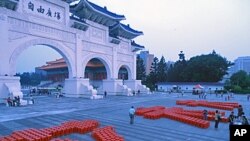 六四行为艺术展：1001把椅子组成“艾未未”