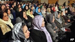 Una columna de humo se levanta del lugar del ataque llevado a cabo por los milicianos en Kabul, Afganist&aacute;n. (AP Photo/Musadeq Sadeq)