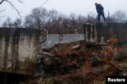 Policajac patrolira u blizini oštećenog kanala na severu Kosova koji snabdeva vodom dve elektrane na ugalj koje proizvode skoro svu električnu energiju u zemlji, u Varagama, kod Zubinog Potoka, Kosovo, 30. novembar 2024. (Foto: Reuters/Valdrin Kshemaj)