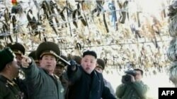 3月12日金正恩在与韩国交接的有争议海域前沿的一岛屿视察炮兵部队时指向韩国一岛屿