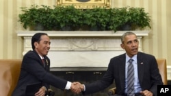 Presiden Joko Widodo (kiri) bersalaman dengan Presiden Barack Obama ketika bertemu di Gedung Putih, Washington. Ini adalah kunjungan pertama Presiden Jokowi ke Amerika.