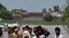 Ribuan Korban Banjir Pakistan Terdampar