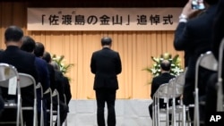 Wali Kota Sado Ryugo Watanabe menyampaikan pidato dalam upacara peringatan Tambang Emas Pulau Sado di Sado, Prefektur Niigata, Jepang, 24 November 2024. (Foto: AP)