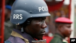 Un officier de police nigérian à Lagos, Nigeria, le 1er mai 2014.
