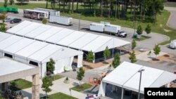 Contratistas construyen estructuras de apoyo en Fort Lee, Virginia, el 26 de julio de 2021, en preparación para la llegada de inmigrantes especiales afganos.