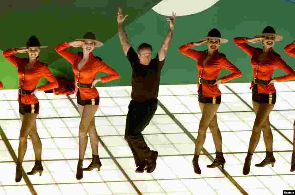 Robin Williams (C) sings the nominated song "Blame Canada" from the movie "South Park: Bigger, Longer and Uncut" during the Academy Awards, March 26, 2000.