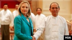 Menlu AS Hillary Clinton (kiri) saat bertemu Presiden Burma Thein Sein di Naypyitaw awal Desember lalu (foto: dok). AS melonggarkan beberapa sanksi atas pemerintah Burma.