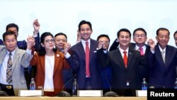 ညွန့်ပေါင်းဖွဲ့မယ့် ပါတီ ၇ ခုက ခေါင်းဆောင်တွေနဲ့အတူ သတင်းစာရှင်းပွဲမှာတွေ့ရတဲ့ Move Forward ပါတီခေါင်းဆောင် ပီတာ လင်မ်ချာရိုအင်လတ်