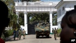 Les troupes sénégalaises entrent dans Banjul, en Gambie, le 23 janvier 2017, deux jours après le départ de Yahya Jammeh.