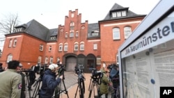 Periodistas aguardan frente a la prisión en Neumuesnter, norte de Alemania, el viernes, 6 de abril, de 2018, donde el expresidente catalán Carles Puigdemont será liberado bajo fianza, tras haber sido detenido en marzo.