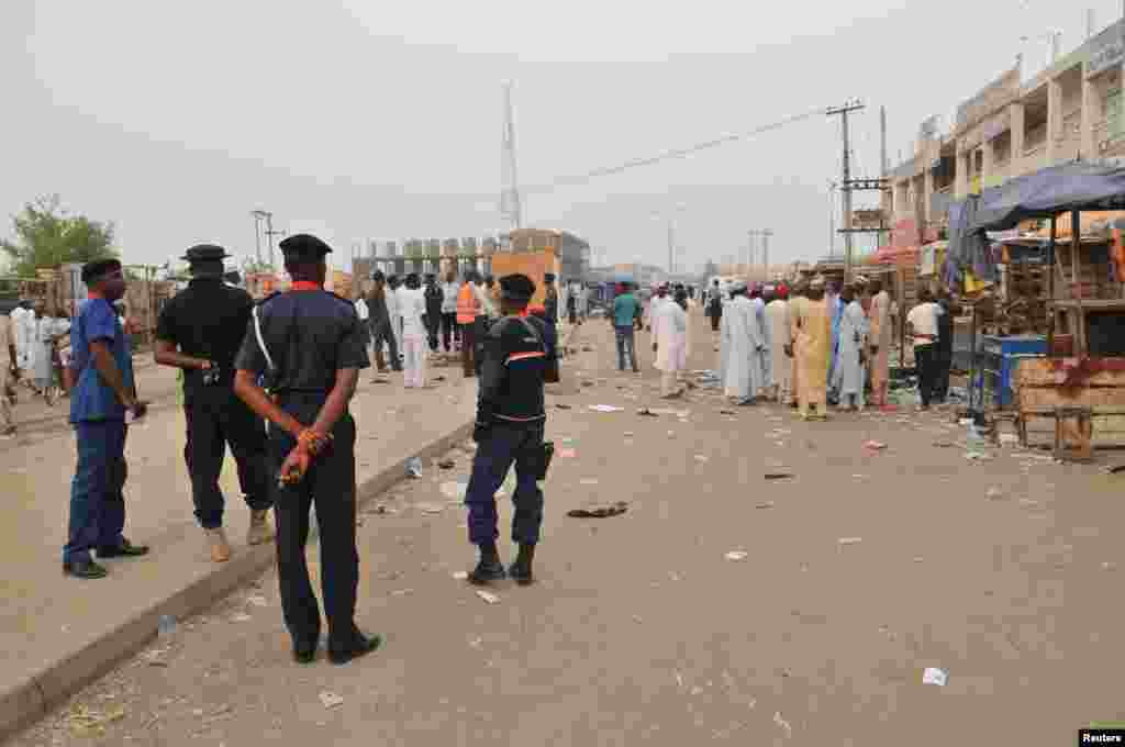 Jami'an tsaro su na gadin inda bam ya tashi a kasuwar wayar hannu dake Farm Centre a Kano, laraba 18 Nuwamba 2015.