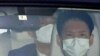 PM Jepang Shinzo Abe tiba di Rumah Sakit Keio University, 24 Agustus 2020, di tengah spekulasi tentang kesehatannya. (Foto: Kyodo).
