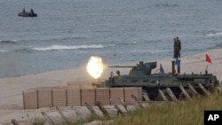 Військовослужбовці російської армії на російському бронетранспортері на узбережжі Балтійського моря поблизу Калінінграда, Росія, 24 серпня 2022 р. AP Photo