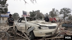 Polisi Afghanistan memeriksa lokasi serangan bom mobil di provinsi Khost, Jumat (18/2).
