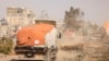 Sejumlah truk bantuan kemanusiaan memasuki Jalur Gaza hari Minggu (26/11). 