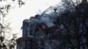 Поглед покажува станбена зграда оштетена за време на напад на руски дрон во Киев, Украина, 1 јануари 2025 година.
