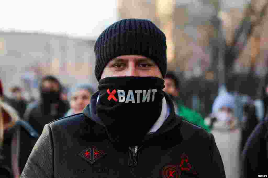 Una persona con una máscara con el lema "suficiente" asiste a una protesta contra la invasión rusa de Ucrania en Moscú, después de que el presidente Vladimir Putin autorizó una operación militar masiva.