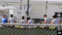 Algunos estados están tratando de mantener un acuerdo judicial de 1997 conocido como el Acuerdo de Flores, que restringe la cantidad de tiempo que se le permite al gobierno detener a un niño inmigrante a 20 días o menos.