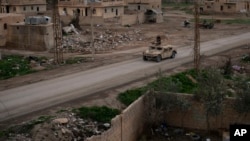 Vozilo "humvee" vozi kroz selo koje su od militanata Islamske države nedavno zauzeli borci Sirijskih demokratskih snaga, koje uživaju podršku SAD, u blizini Boguza, Sirija, 17. februara 2019.