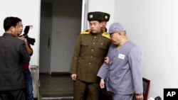 2014年1月20日，被朝鲜关押的韩裔美国传教士裴俊浩在平壤友谊医院对记者讲完话后被带离会场。