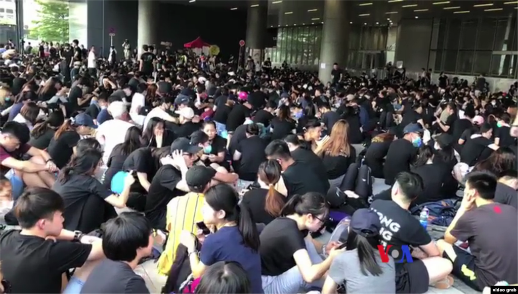 示威者響應香港大專學界號召發起的全面不合作運動,6月21日上午在立法會示威區集結。(美國之音記者湯惠芸視頻截圖)