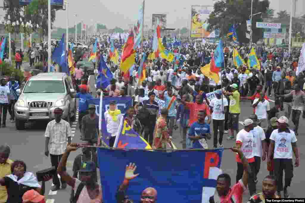 Les protestataires marchent contre l'arrêt de la cour Constitutionnelle autorisant le président Joseph Kabila de rester au-delà des limites de la Constitution si l’élection présidentielle ne se tient pas avant la fin 2016, à Kinshasa, 26 mai 2016. (VOA / Top Congo)