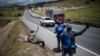 Migrantes venezolanos piden que los lleven hacia la capital, en Tunja, Colombia, el 6 de octubre de 2020.
