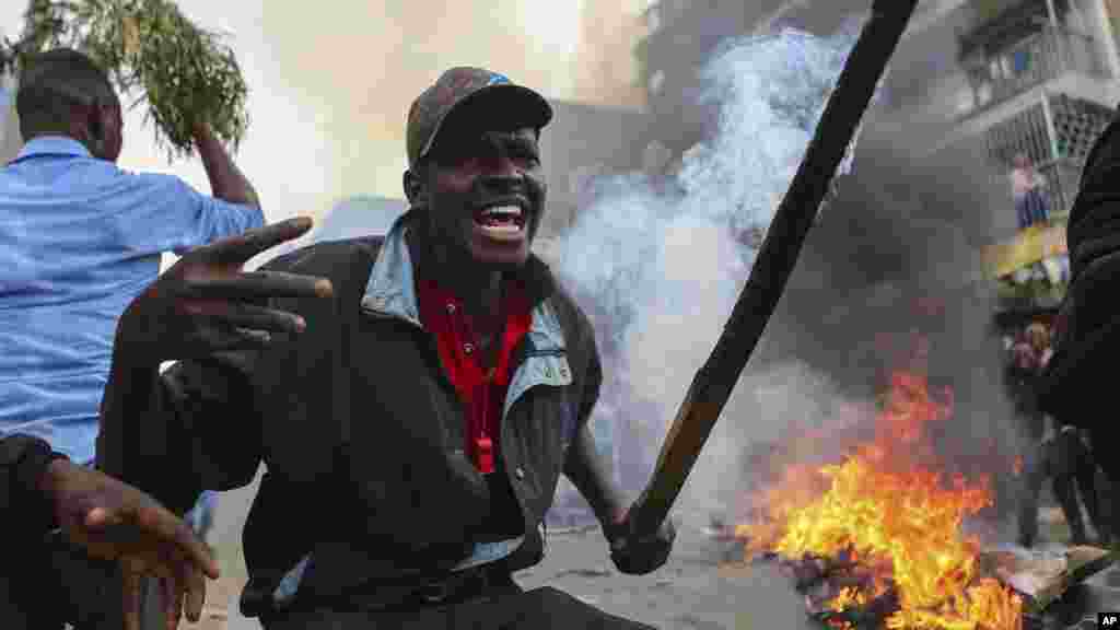 Les habitants de Mathare à Nairobi, manifestent en faveur de Raila Odinga candidat de l'opposition au Kenya, le 9 août 2017