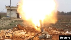 Pejuang Tentara Pembebasan Suriah melepaskan tembakan ke arah pejuang ISIS di Aleppo, Surah (Foto: dok).