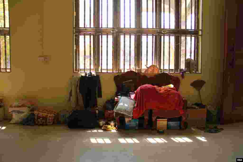 Bags and other belongings of the communities that are sheltered temporarily in Samakki Raingsey temple in Phnom Penh, February 5, 2015. (Nov Povleakhena/VOA Khmer)