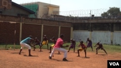 Classe d'art à l'orphelinat de la Fondation Voix du Coeur à Bangui, le 20 avril 2017. (VOA/Z. Baddorf)