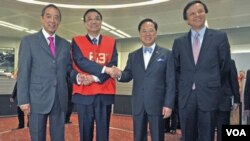 Wakil PM Tiongkok Li Keqiang (kedua dari kiri), saat melakukan kunjungan ke Hong Kong Stock Exchange (17/8).
