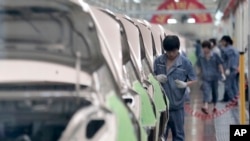 中國吉利慈溪基地的工人組裝汽車。(資料圖片) 
