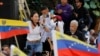 María Corina Machado junto a simpatizantes el 23 de enero de 2024, día en el que tres de sus colaboradores fueron detenidos. 