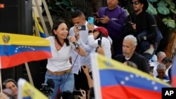 María Corina Machado junto a simpatizantes el 23 de enero de 2024, día en el que tres de sus colaboradores fueron detenidos. 